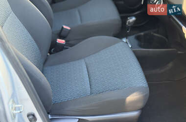 Хэтчбек Toyota Yaris 2012 в 
