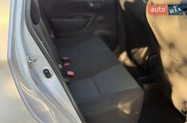 Хэтчбек Toyota Yaris 2012 в 