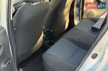 Хэтчбек Toyota Yaris 2012 в 