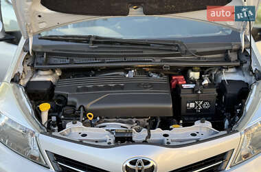 Хэтчбек Toyota Yaris 2012 в 