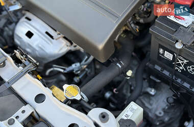 Хэтчбек Toyota Yaris 2012 в 