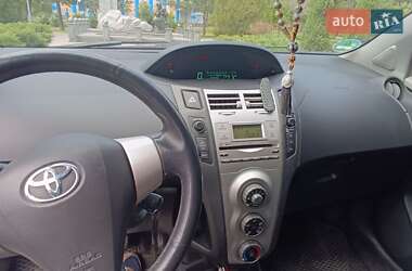 Хэтчбек Toyota Yaris 2006 в 