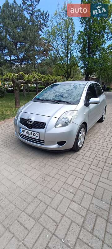 Хэтчбек Toyota Yaris 2006 в 