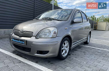 Хэтчбек Toyota Yaris 2003 в 