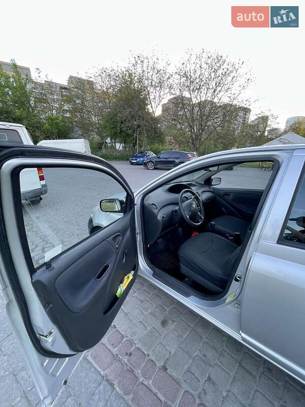 Хэтчбек Toyota Yaris 2004 в Львове
