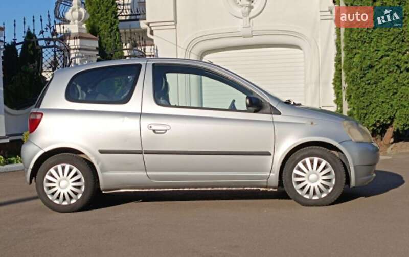 Хетчбек Toyota Yaris 2000 в 