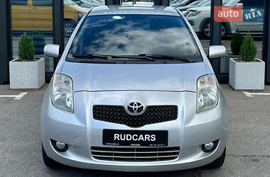 Хэтчбек Toyota Yaris 2008 в 