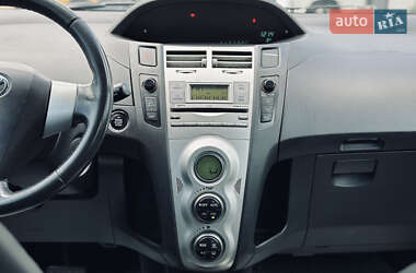 Хэтчбек Toyota Yaris 2008 в 