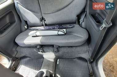 Хетчбек Toyota Yaris 2000 в 
