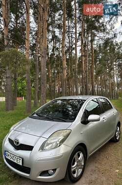 Хетчбек Toyota Yaris 2010 в 