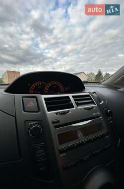 Хетчбек Toyota Yaris 2010 в 