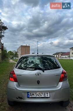 Хетчбек Toyota Yaris 2010 в 