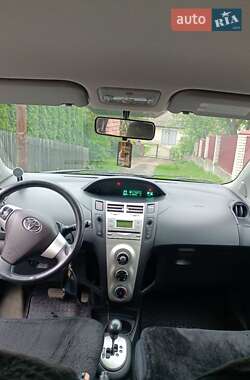Хэтчбек Toyota Yaris 2006 в 