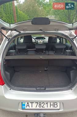 Хэтчбек Toyota Yaris 2006 в 