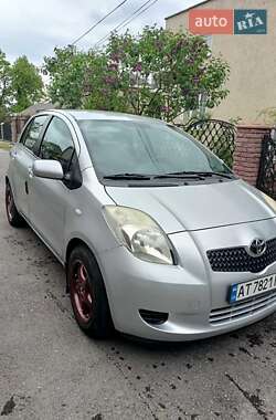 Хэтчбек Toyota Yaris 2006 в 
