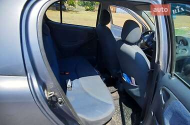 Хэтчбек Toyota Yaris 2005 в 