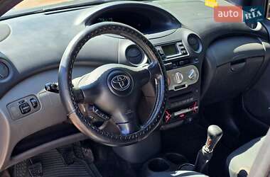 Хэтчбек Toyota Yaris 2004 в 
