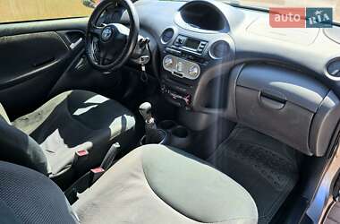 Хэтчбек Toyota Yaris 2004 в 