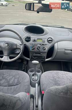 Хэтчбек Toyota Yaris 2001 в 