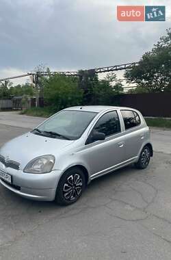 Хэтчбек Toyota Yaris 2001 в 