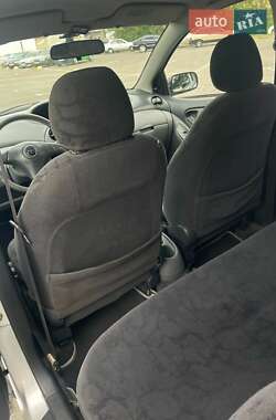 Хэтчбек Toyota Yaris 2001 в 