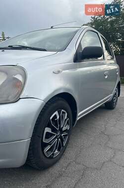 Хэтчбек Toyota Yaris 2001 в 