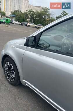 Хэтчбек Toyota Yaris 2001 в 