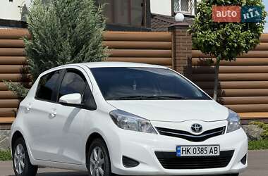 Хэтчбек Toyota Yaris 2013 в 