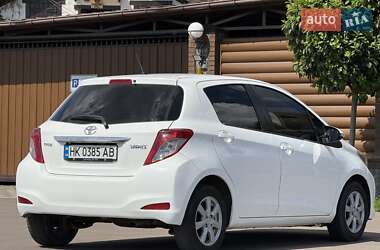 Хэтчбек Toyota Yaris 2013 в 