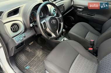 Хэтчбек Toyota Yaris 2013 в 
