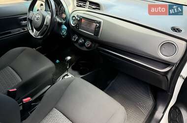 Хэтчбек Toyota Yaris 2013 в 