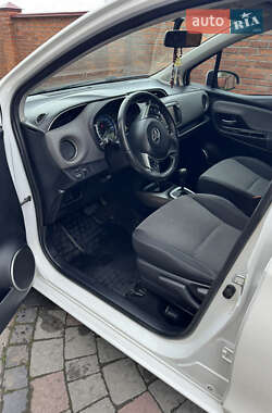 Хэтчбек Toyota Yaris 2015 в 