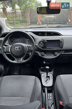 Хэтчбек Toyota Yaris 2015 в 