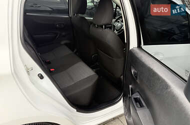 Хэтчбек Toyota Yaris 2013 в 