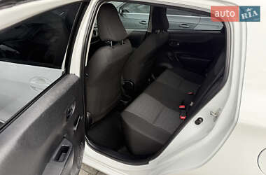 Хэтчбек Toyota Yaris 2013 в 