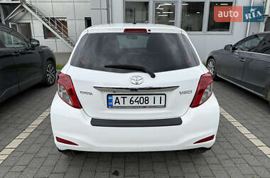 Хэтчбек Toyota Yaris 2013 в 