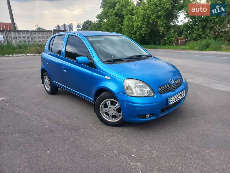 Хэтчбек Toyota Yaris 2003 в 