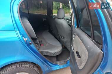Хэтчбек Toyota Yaris 2003 в 
