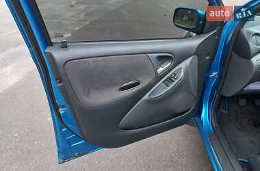 Хэтчбек Toyota Yaris 2003 в 