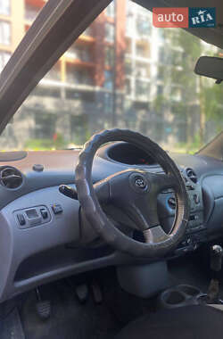 Хетчбек Toyota Yaris 2001 в 