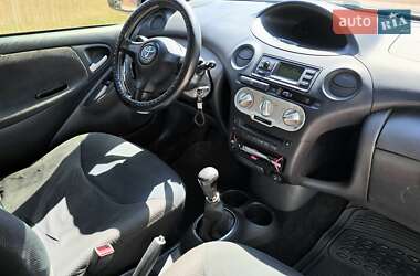 Хетчбек Toyota Yaris 2004 в 
