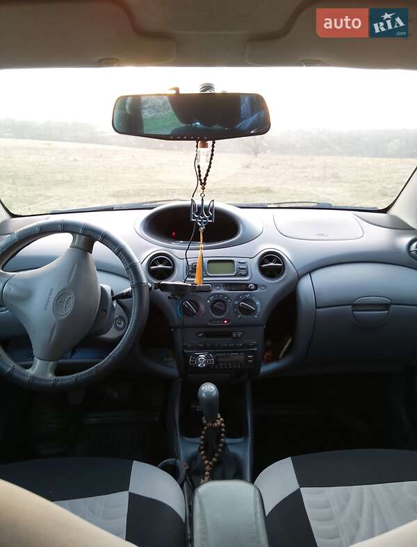 Хетчбек Toyota Yaris 2000 в Зіньківі