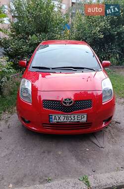 Хэтчбек Toyota Yaris 2005 в 