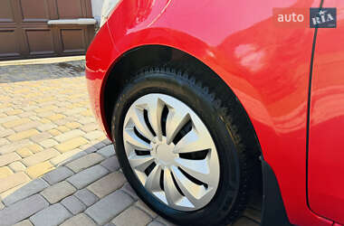 Хэтчбек Toyota Yaris 2011 в 