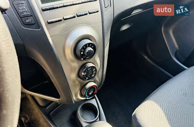 Хэтчбек Toyota Yaris 2011 в 