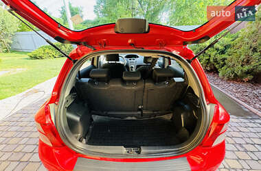 Хэтчбек Toyota Yaris 2011 в 