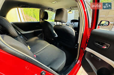 Хэтчбек Toyota Yaris 2011 в 