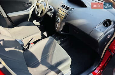 Хэтчбек Toyota Yaris 2011 в 