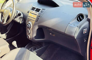 Хэтчбек Toyota Yaris 2011 в 