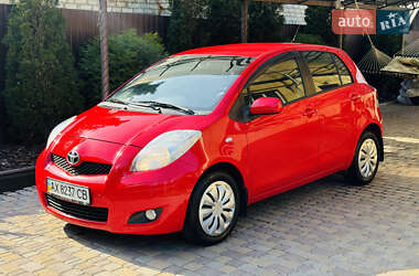 Хэтчбек Toyota Yaris 2011 в 
